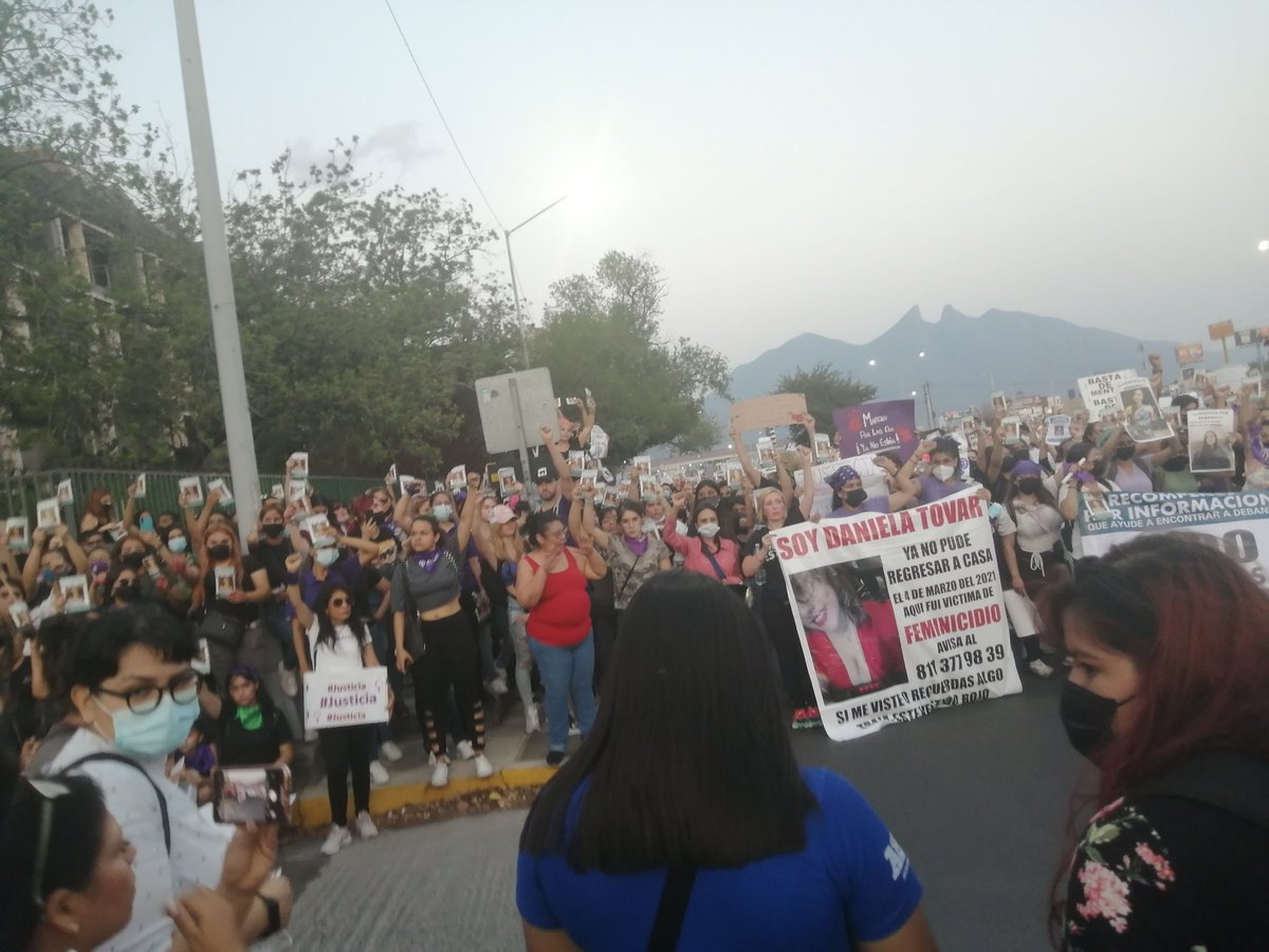 IrashemitaT's tweet photo. Y toda una ciudad despidió y lloró no a #DebahniEscobar a todas las que no volverán... A las que no encontrarán
#NiUnaMas
#NiUnaMenos
#NoFueUnAccidente https://t.co/xTvYSFHxtL
