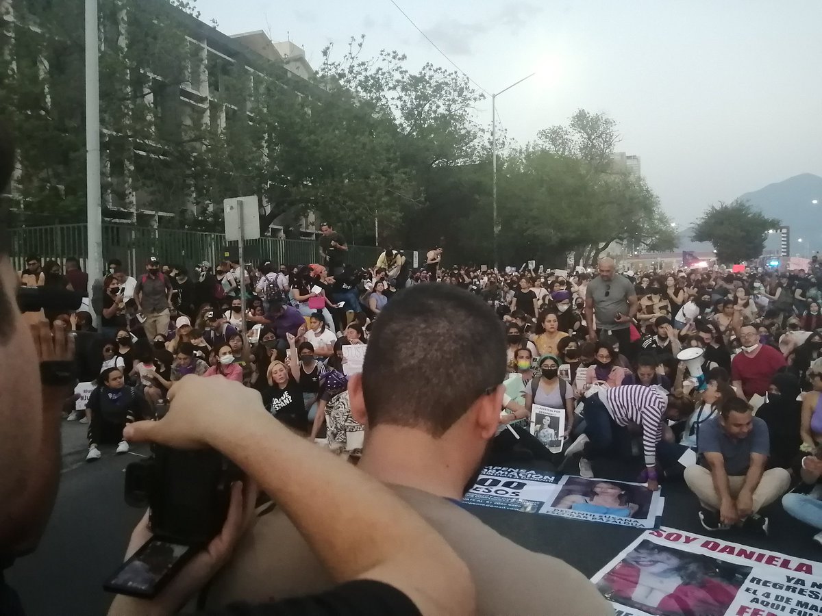 IrashemitaT's tweet photo. Y toda una ciudad despidió y lloró no a #DebahniEscobar a todas las que no volverán... A las que no encontrarán
#NiUnaMas
#NiUnaMenos
#NoFueUnAccidente https://t.co/xTvYSFHxtL