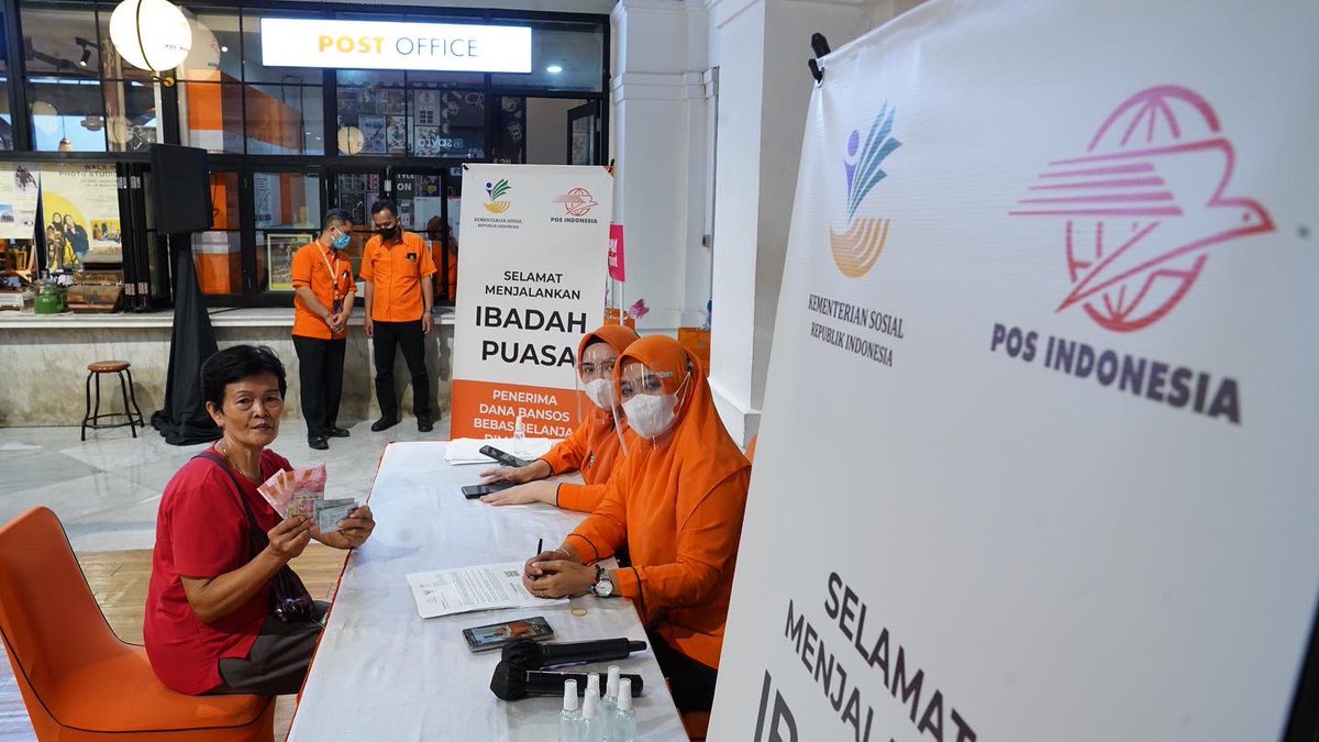 PosIndonesia's tweet photo. Pembagian BLT yang diselenggarakan di Pos Bloc ini juga bertujuan untuk lebih mengenalkan masyarakat dengan salah satu wujud transformasi Pos Indonesia yaitu menjadikan aset heritage memiliki value yang relevan dengan zamannya.
#PosIndonesia #PosBloc https://t.co/LTGEgPsdHn