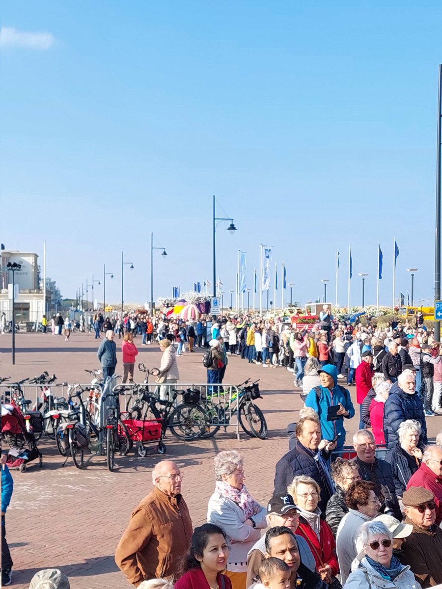 Het 75ste bloemencorso rijdt en wat een feest langs de weg. Op naar Haarlem.🌷