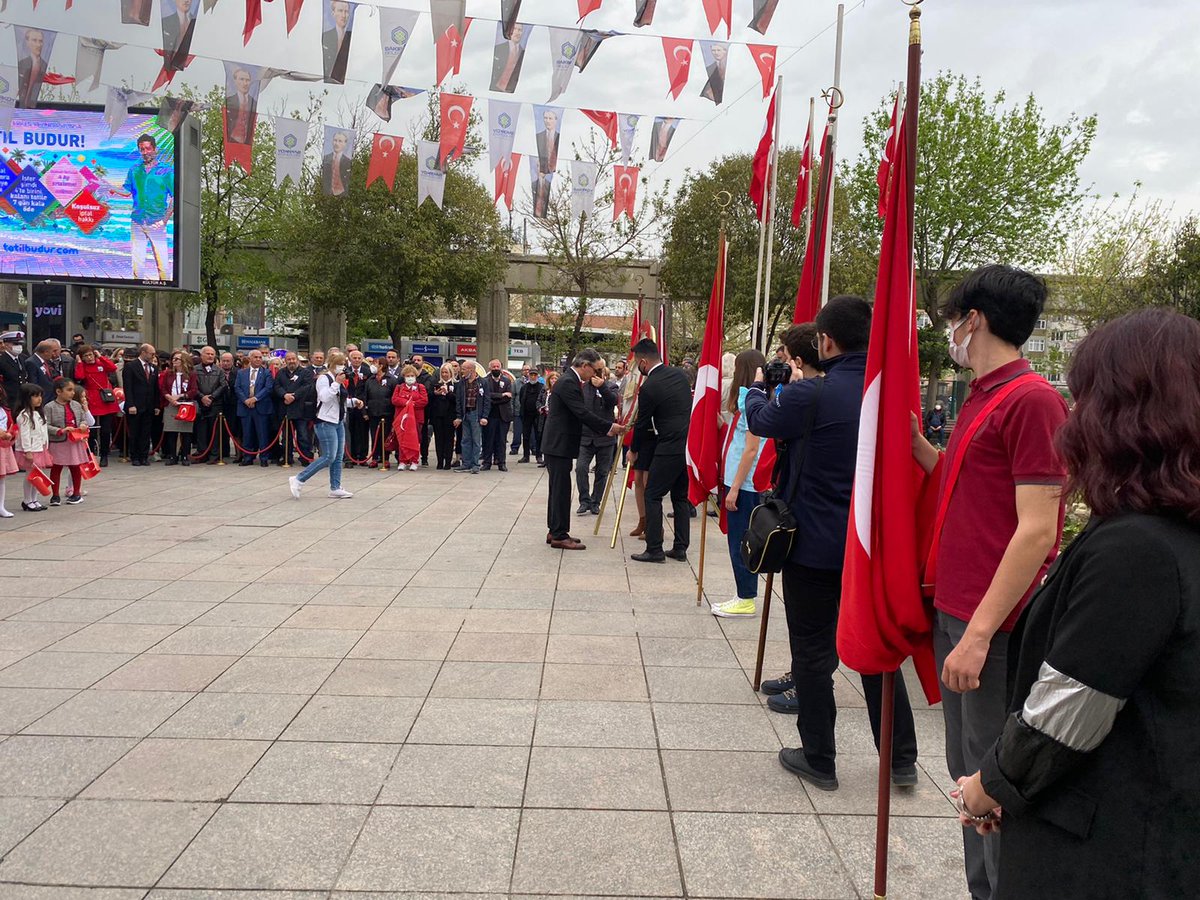 Bakirkoygovtr's tweet photo. Kaymakamımız Sayın Nazmi Günlü, TBMM’nin Kuruluşunun 102. yıl dönümünde 23 Nisan Ulusal Egemenlik ve Çocuk Bayramı kapsamında düzenlenen çelenk sunma törenine katıldı.

#23NisanKutluOlsun🇹🇷 https://t.co/kusEACJKqa