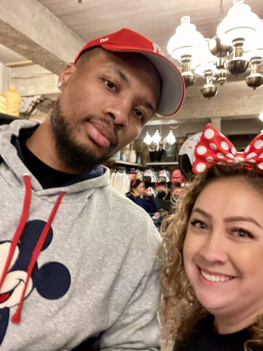 eCakesDiva's tweet photo. When you run into @Dame_Lillard buying a beanie for your son… thanks for the sneak selfie Dolla! #oaklandkids #bornandraised https://t.co/9QCofTzufW