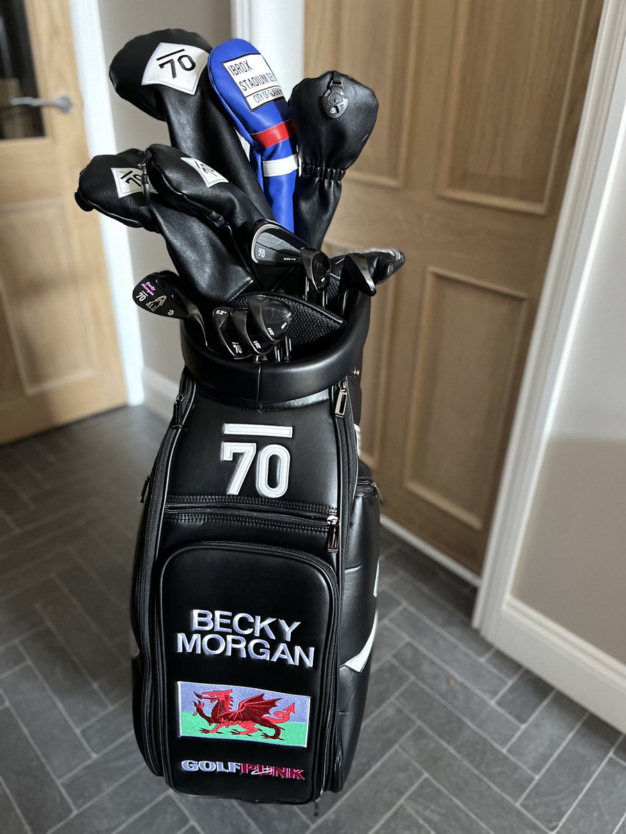 Loving my new tour bag and wedges. Big thanks to <a href="/Sub70/">Sub 70 Golf</a>. 

Harris also approves and even gets his face on a club ☺️❤️🐶 

Any guesses on <a href="/Sports_EmmaD/">Emma Dodds</a>’s contribution to the bag?! 😂🇬🇧🏴󠁧󠁢󠁷󠁬󠁳󠁿🌈