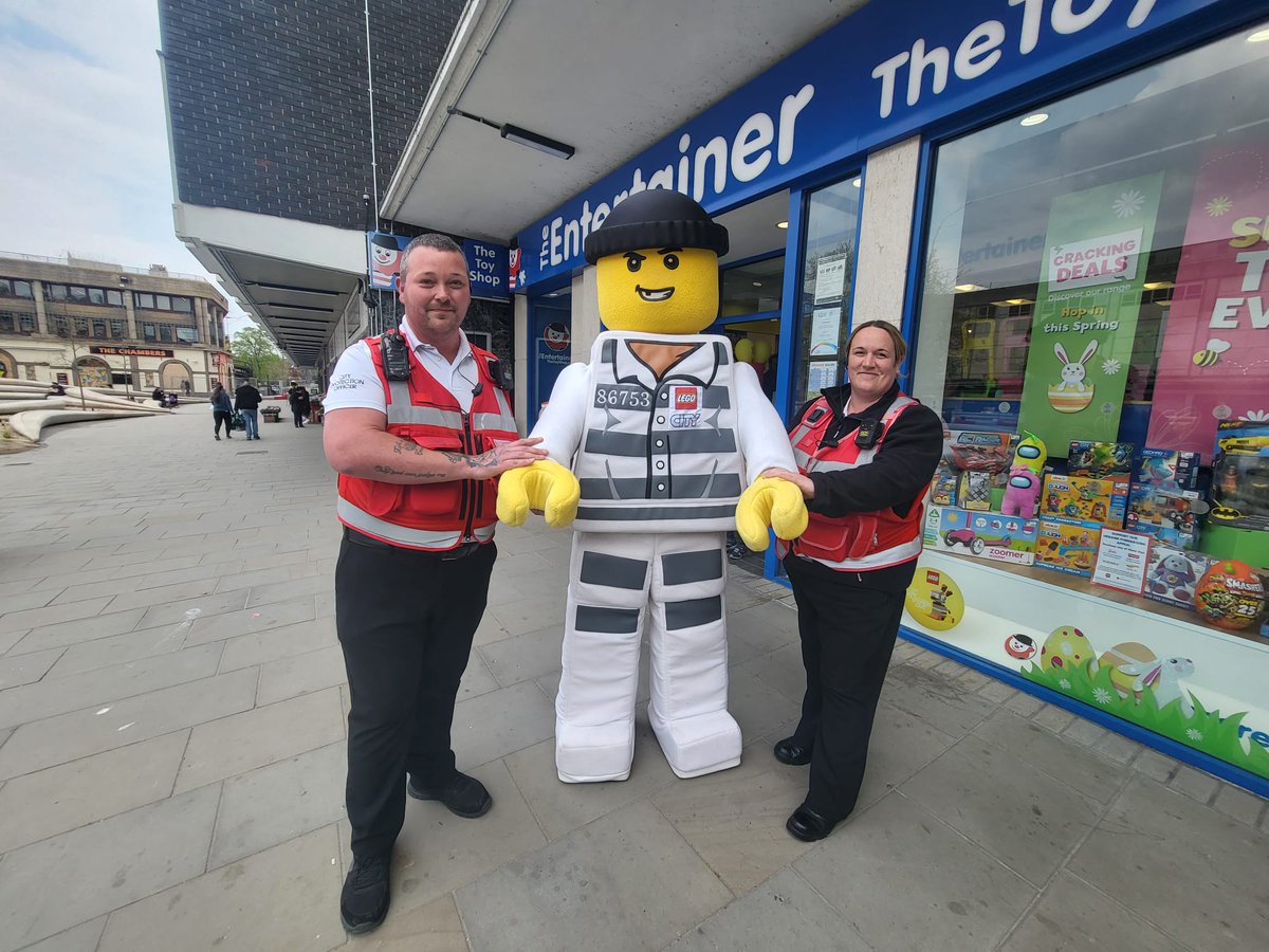 GLOSBIDCPO's tweet photo. #CPOLuke & #CPOGemma stopping the #LegoRobber @TheEntertainer toystore
#SupportingLocalBusinesses
#CommunityEngagement
#OneTeam
@GLOSBIDCPO
@GlosCitySafe
@GloucesterBID
@GloucesterCity https://t.co/ffqK7rLnPH