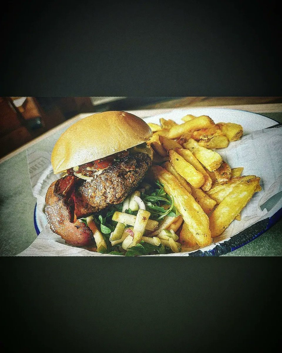 TheLivelyChef's tweet photo. Honestly,It was a pretty good burger.
 .
Beef (Reading) Burger.
Honest Beef, Waterloo cheese, apple slaw, rosemary fries, tomato, streaky bacon &amp; rocket.
@honestburgers
#honestyburger #reading #localysourced #beef #tasty #lunch #appleshaw #foodie #beefburger #burger
#honestburger https://t.co/LP4gkqrnTL