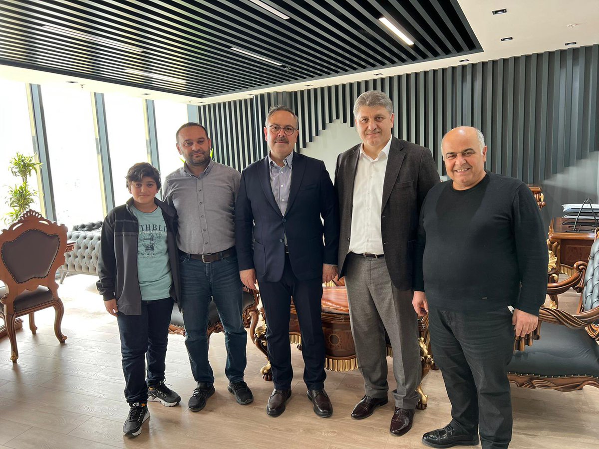 Teşkilatımızın emektarlarından, Değerli Kardeşim Erdoğan Şahin’e yeni açmış olduğu iş yerinde hayırlı olsun ziyaretinde bulunup, hasbihâl ettik.

Hayırlı, bereketli kazançlar diliyorum.