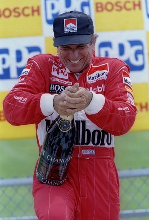 jackson2lincoln's tweet photo. Há 27 anos, @emmofittipaldi vencia pela 22ª e última vez em sua carreira na @IndyCar! A prova foi em @SaveNazSpeedway
Completaram o pódio: @27villeneuve em 2º e @SJohanssonF1 em 3º
Até então, as vitórias brasileiras na #Indy eram todas de Emerson
#IndyDados #BlogDaIndy #HIPGA https://t.co/JEoINOFY8X