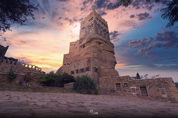 its_yemen's tweet photo. Dar al-Hajar (House of the Stone)
Lower levels are ten centuries old.. built on a tomb from 600 BC, Sana'a. https://t.co/Q4JY4AjYI8
