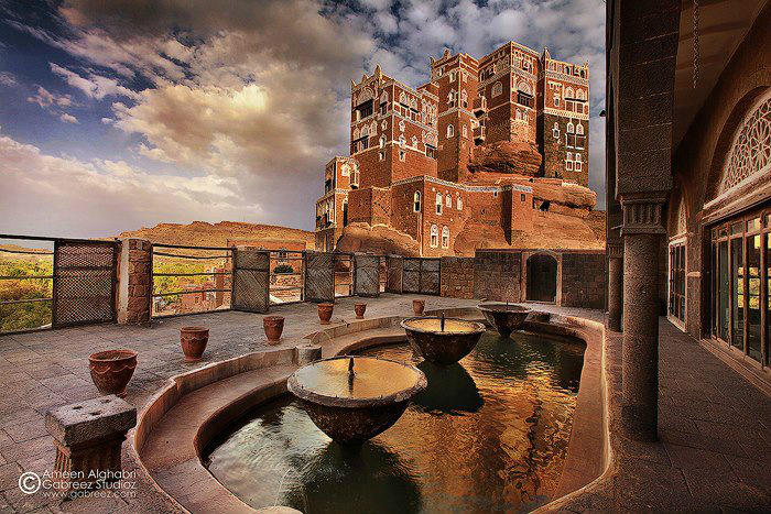 its_yemen's tweet photo. Dar al-Hajar (House of the Stone)
Lower levels are ten centuries old.. built on a tomb from 600 BC, Sana'a. https://t.co/Q4JY4AjYI8