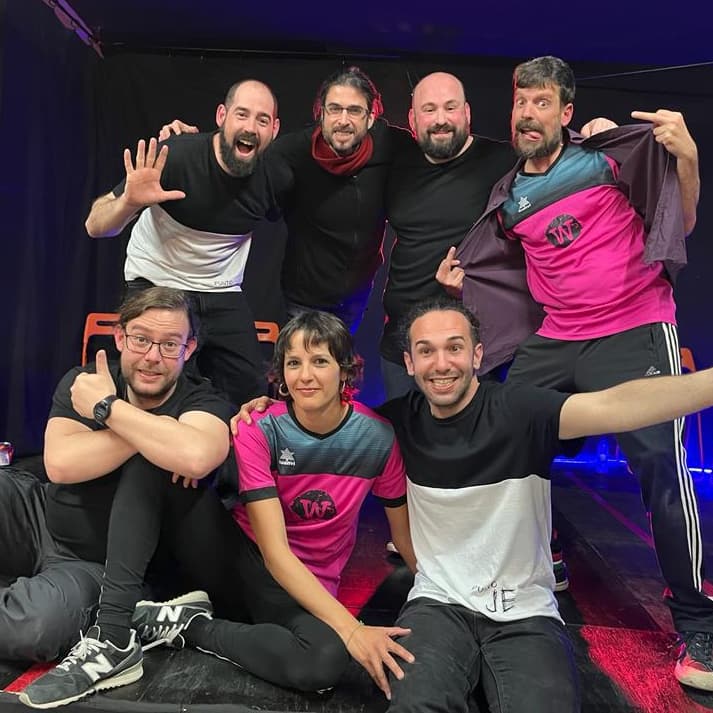 LosPuntoJe's tweet photo. Que gozada está siendo la liga de impro!!!
Gracias al público, a la @SalaElExtintor, a Dani Canelo en la técnica, al mc @carleteslz y a nuestrxs rivales y amigos, lxs Williams!!!
Que buen bolo!!!
. https://t.co/VullETa1Vu