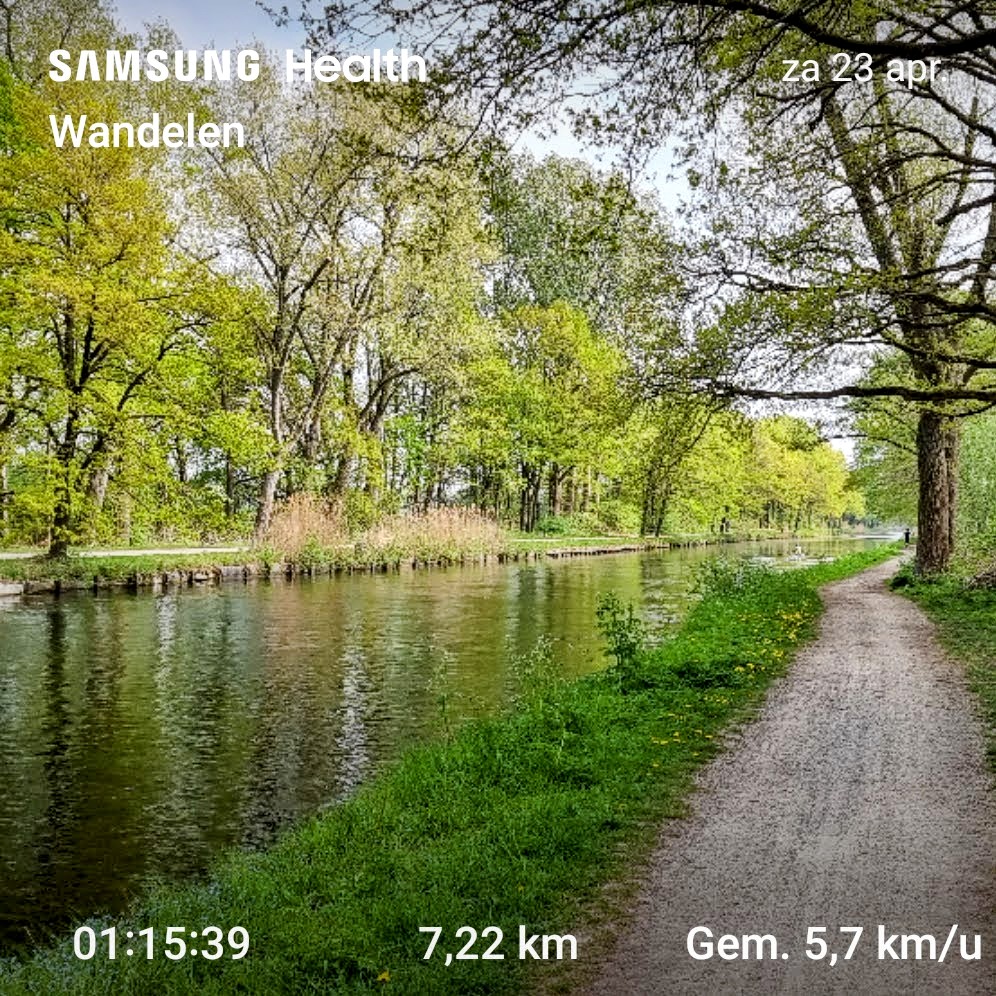 dnijhoff's tweet photo. Een favoriet moment. De kinderen zijn sporten en dan zelf een wandeling maken met Ekdom's Funky Weekend Trip als muzikale begeleiding. Erg fijn radioprogramma en in mijn ogen (of oren) een van de beste shows van dit moment. @radio10nl @gerardekdom #wandelen #funkyshit https://t.co/E85ocltnQj