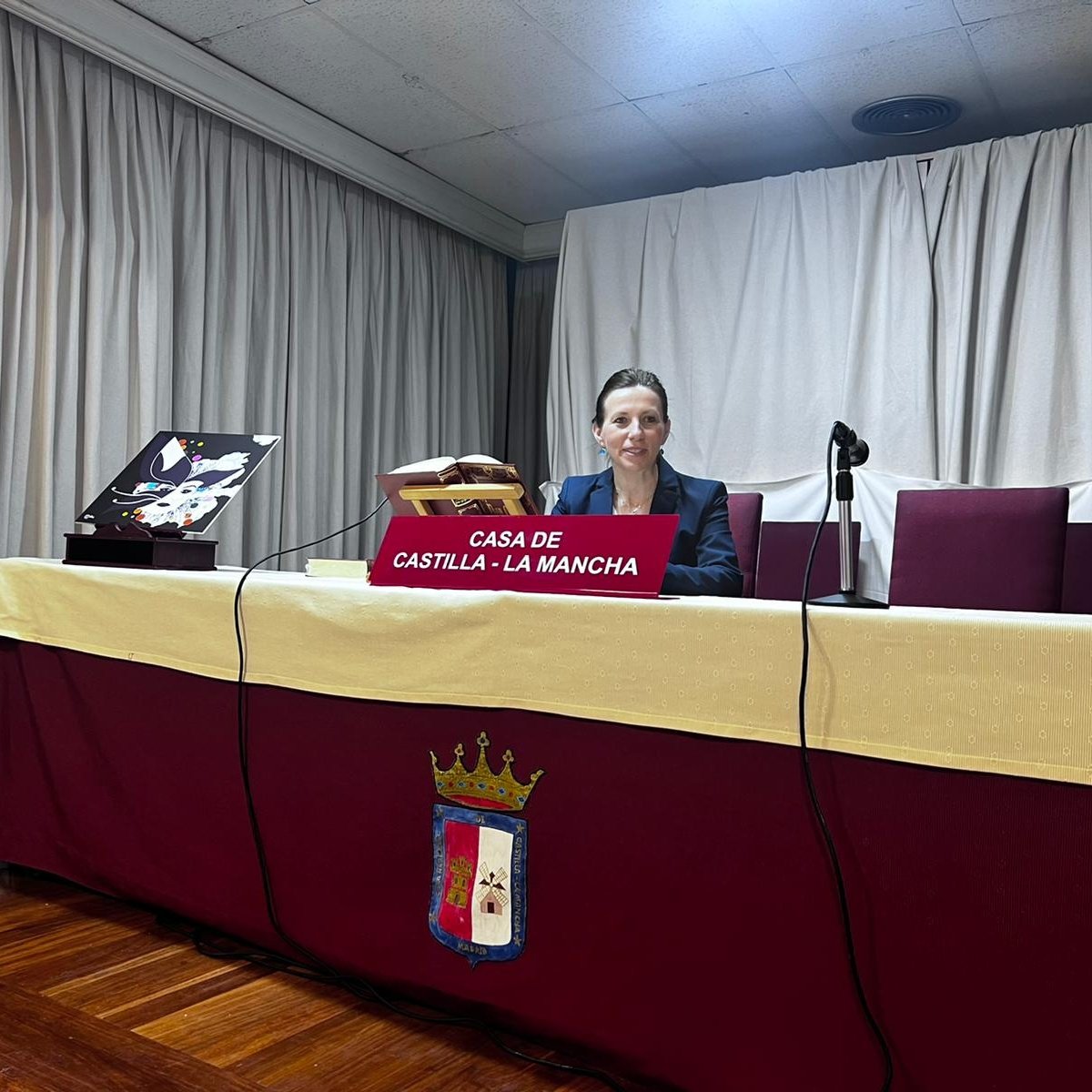 ConchaChapa_'s tweet photo. Esta mañana he iniciado la jornada del #DíaDelLibro participando en la lectura continuada de 'El Quijote' en la @CasaCLM y en el @cbamadrid.

Ha sido un honor hacerlo como concejala medio manchega y medio madrileña, leyendo al más insigne autor de las letras españolas: Cervantes. https://t.co/6AheElRUGh