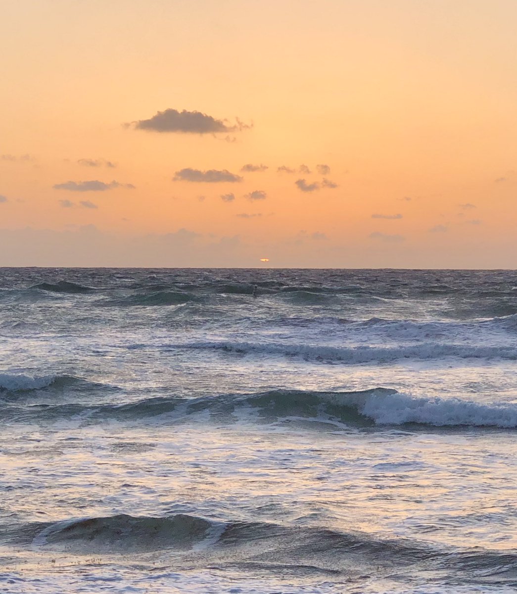 KeithinMiami's tweet photo. Woke up early…so why not get a coffee ☕️ and catch the 🌅 sunrise. 😎🏖 Deerfield Beach, FL. #sunrise @dunkindonuts #relaxation https://t.co/RBd5DPah1Y