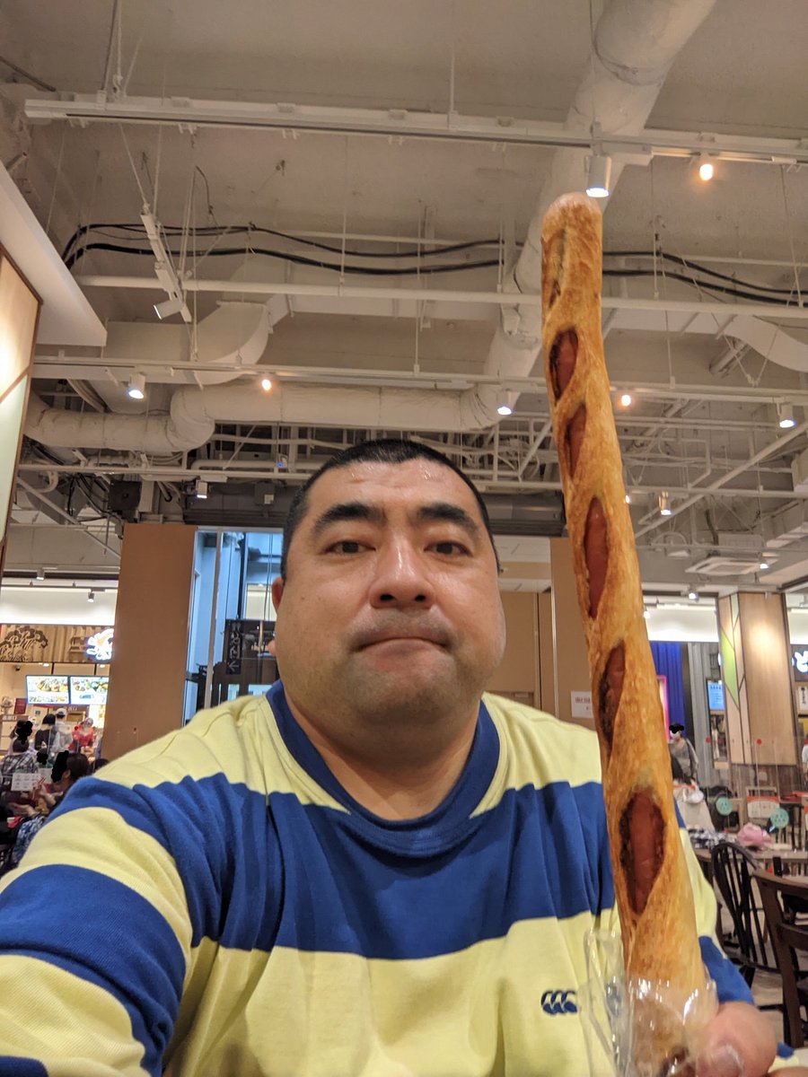 ★ PAIN PATI 🍞

「エンターテインメントベーカリー」と謳うだけあって、見ているだけで幸せな気分になれます！

メディアでも話題のカレーパン2種類と、さらに一際目を引くPOPの「ロングソーセージ」を購入🥖

νガンダム立像があるエントランスから入って右側です(^^)

#パンパティ
#ららぽーと福岡