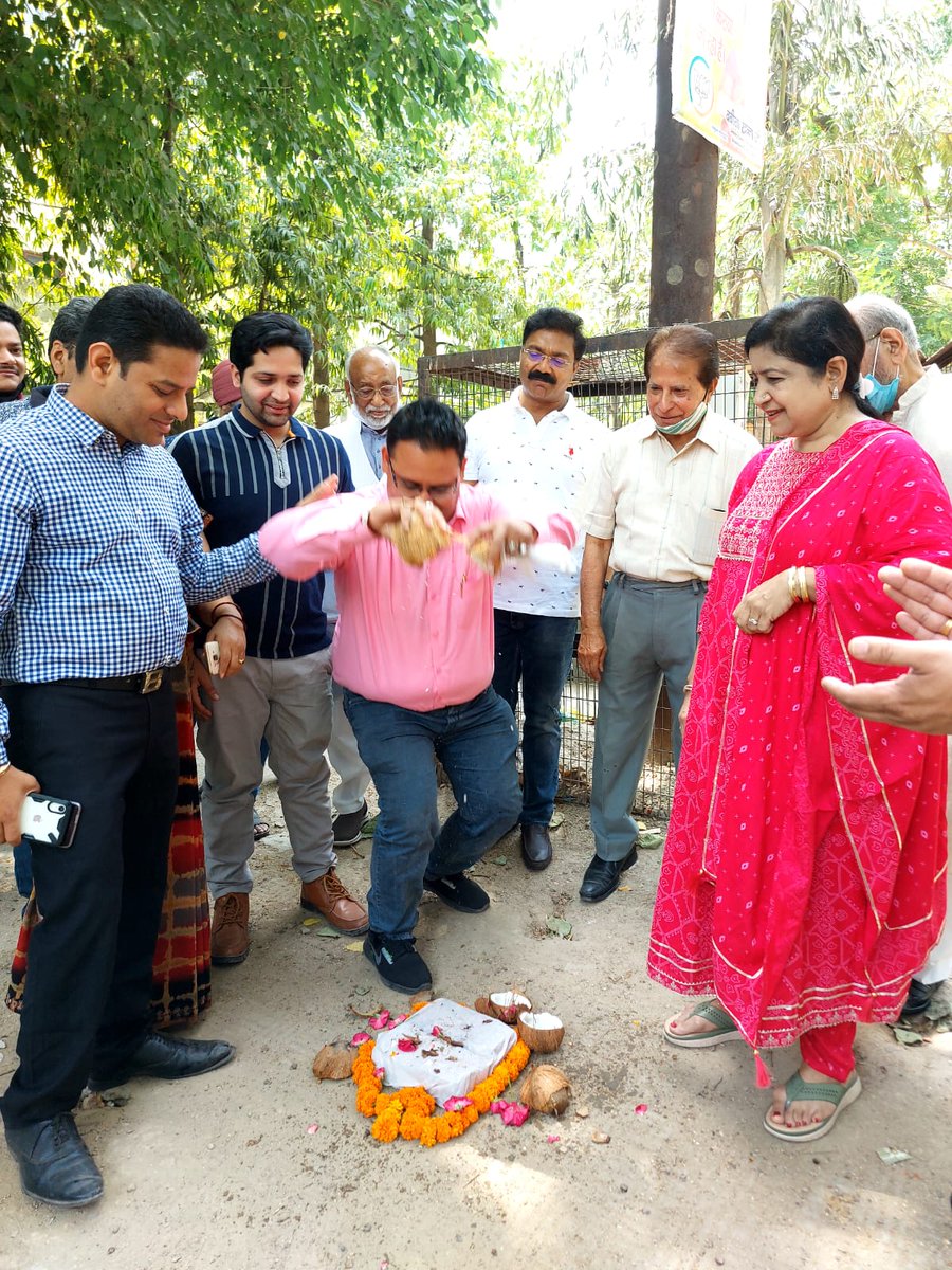 babitakhannabjp's tweet photo. आज #B_Block प्रीत विहार में पार्षद निधि से https://t.co/bBZ6giNtm3. 126 के सामने पार्क की पटरियों के निर्माण कार्य का काम शुरू करा कर शिलान्यास किया। https://t.co/wKo2QILLvh