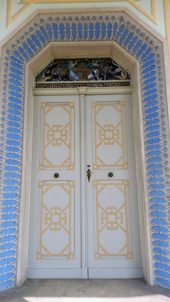 Saschaloske's tweet photo. The Chinese Pavilion in the park of Schloss Pillnitz, Dresden @skdmuseum.
Begun in 1804, shortly after the first Chinoiserie interiors were introduced to the Royal Pavilion, Brighton @BrightonMuseums. Similar source material for internal decorations.
#Chinamode #Chinoiserie https://t.co/cGB3kToRcD