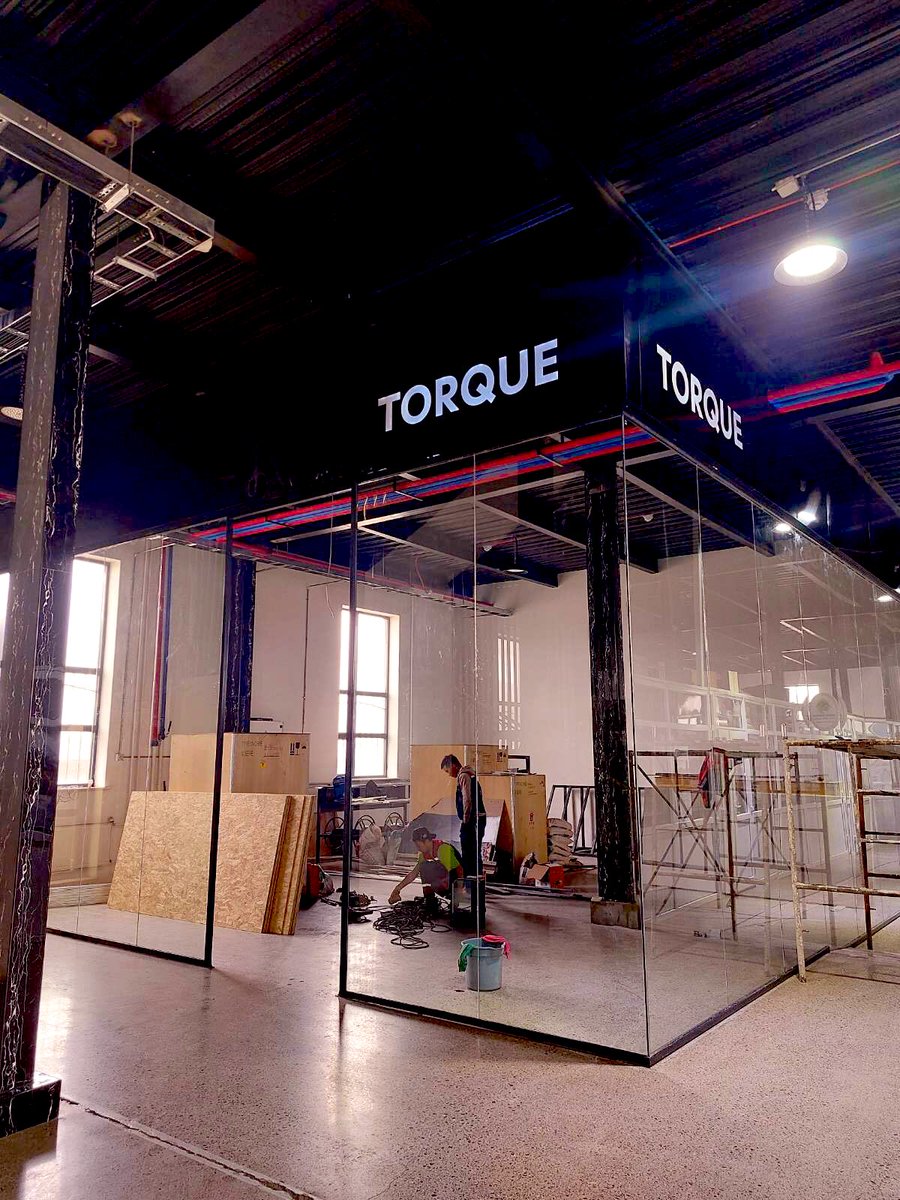 Загварийн байр хийж байна. Залгаас холбоос байхгүй 4 метр шилэн хана. Өөр ажил байна уу?