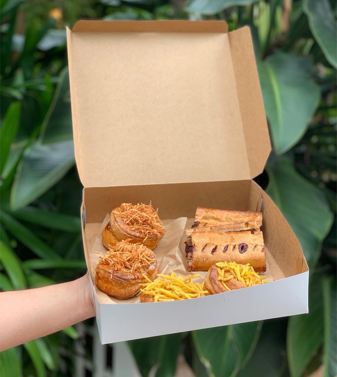 LncolnRd's tweet photo. Rolling into the weekend with #PastelitoPapi #onlincoln 🥐
Get your fill of #the305’s favorite #eats tomorrow at the last @SOBEWFF #ArtisanMarket! 🔚 https://t.co/XKFMQ16Zot