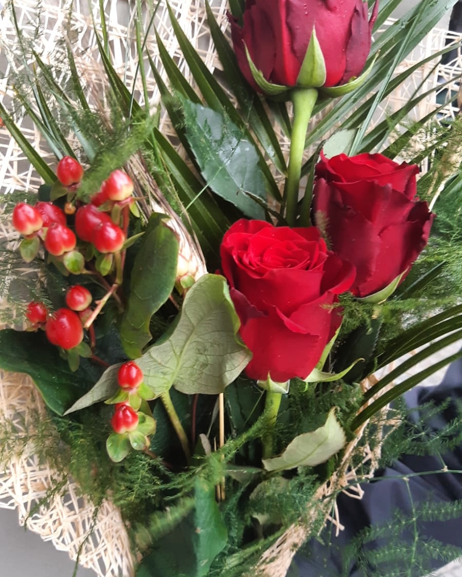 apevcat's tweet photo. L'APEVC us desitja una bona Diada de Sant Jordi! 🌹
#APEVC #santjordi #santjordi2022 https://t.co/GREAgvSh5R