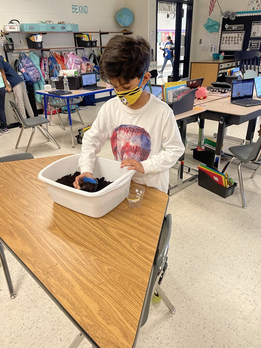 MsNarkevic's tweet photo. Starting our plant unit and celebrating earth day by planting some grass to track over the next few weeks! @RLCPrincipal https://t.co/6TUAQ1ZlgS