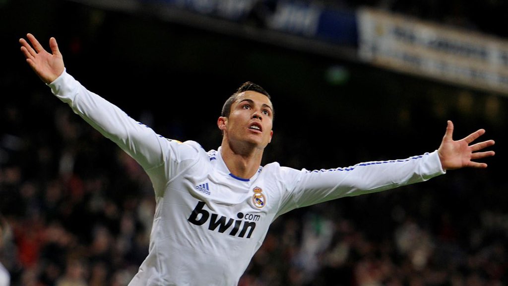 SaddickAdams's tweet photo. 22-23 years ➖ Man United top-scorer

24-33yrs ➖Real Madrid top-scorer 

33-36 ➖ Juventus top-scorer 

37 years ➖ Man United top-scorer 

Problem Child. Ronaldo https://t.co/gWs1XIxkg1