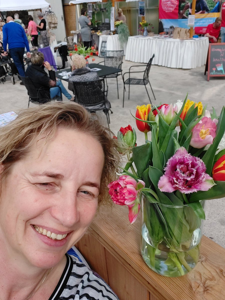 Dank je wel Marianne voor de mooie tulpen van de gemeente Dronten. Staat mooi op onze tulpenmarkt. #polderpink #drontengeeftjederuimte #tulpenrouteflevoland