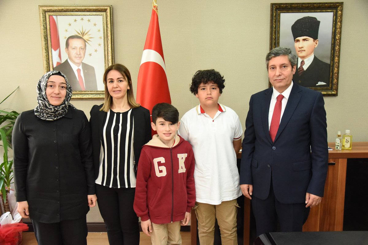 İl Millî Eğitim Müdürümüz <a href="/tatliali12/">Ali Tatlı</a>, 23 Nisan Ulusal Egemenlik ve Çocuk Bayramı dolayısıyla müdürlüğümüze gelen öğrencilerimizi kabul etti. 

Müdürümüz, bir 23 Nisan geleneği olarak koltuğunu Altıeylül General Kemal Ort. öğrc. Rüzgar Salcı’ya devretti.
<a href="/tcmeb/">Millî Eğitim Bakanlığı</a> <a href="/TC_Balikesir/">Balıkesir Valiliği</a>