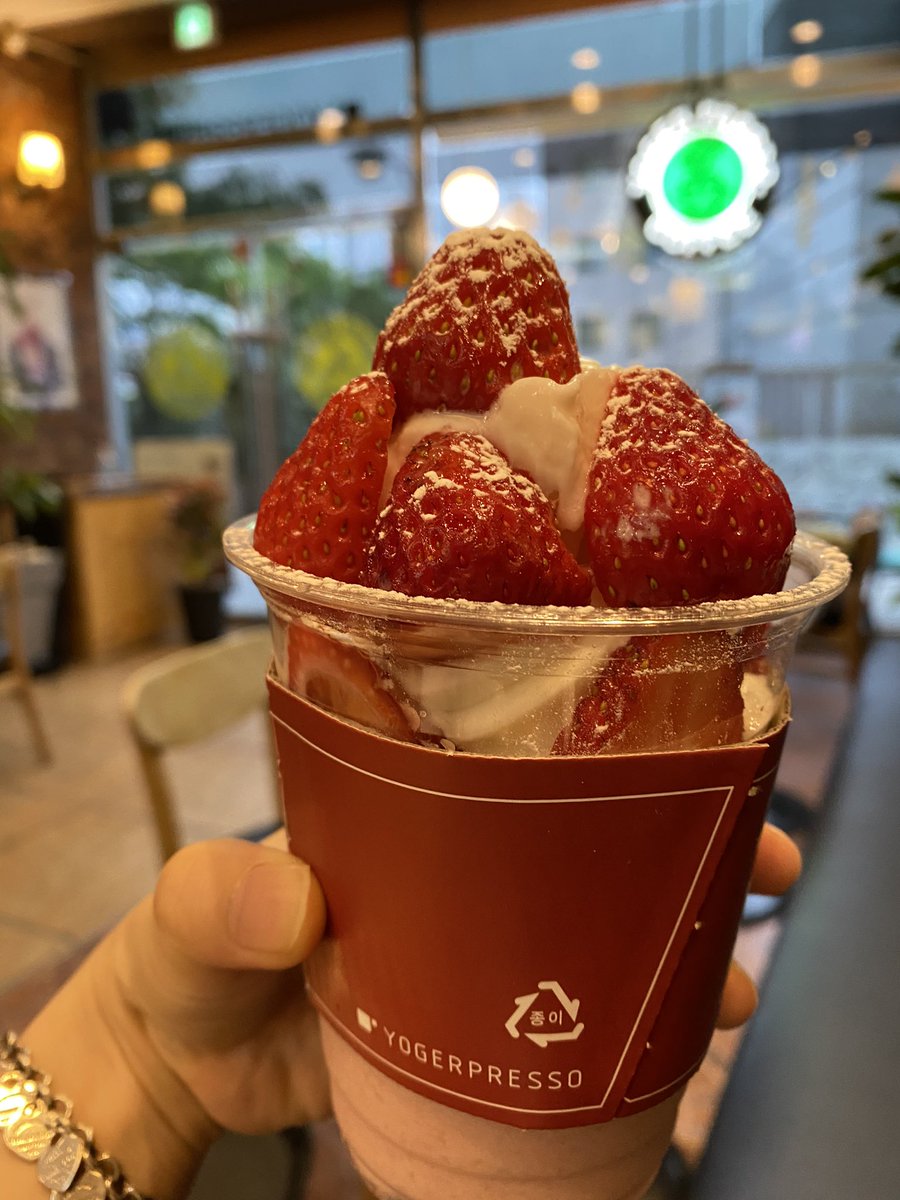 icecream_daily's tweet photo. 며칠전 먹었던 
전농곱창 곱창전골과 요거프레소의 딸기어쩌고 ㅎㅎ
전골 맛있었는데 볶음밥은 그럭저럭! 

딸기 관련된 음료 많이 먹는데 좋으다🍓 https://t.co/MdVexi0prF