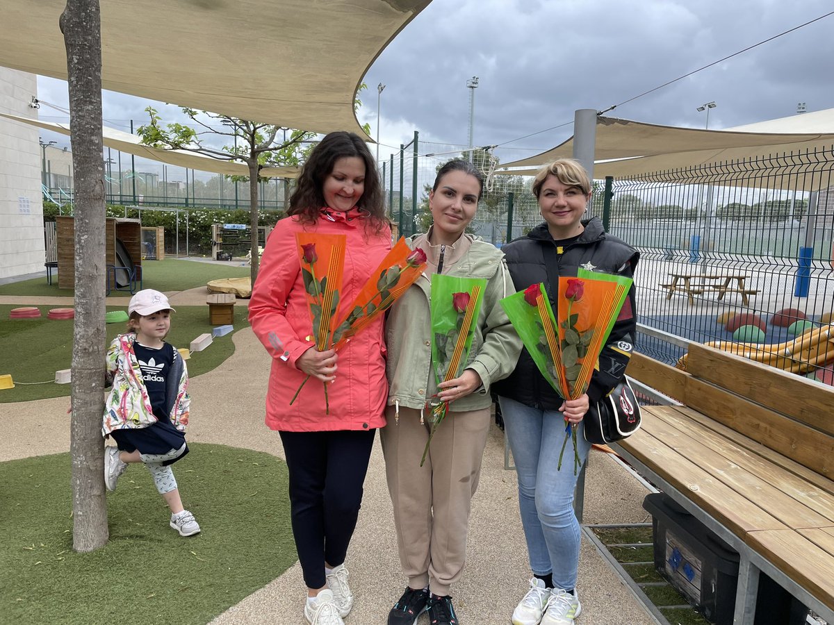 BSBCPrimaryHT's tweet photo. The start of a wonderful friendship: @BSB_Barcelona are working with @CruzRojaCGB to offer fun activities to new Ukrainian families living in our community! ⚽️🏐🏀♟🎵 #SaturdayMorningClub #sports #games #music 🇺🇦 https://t.co/dpThlUaZDv