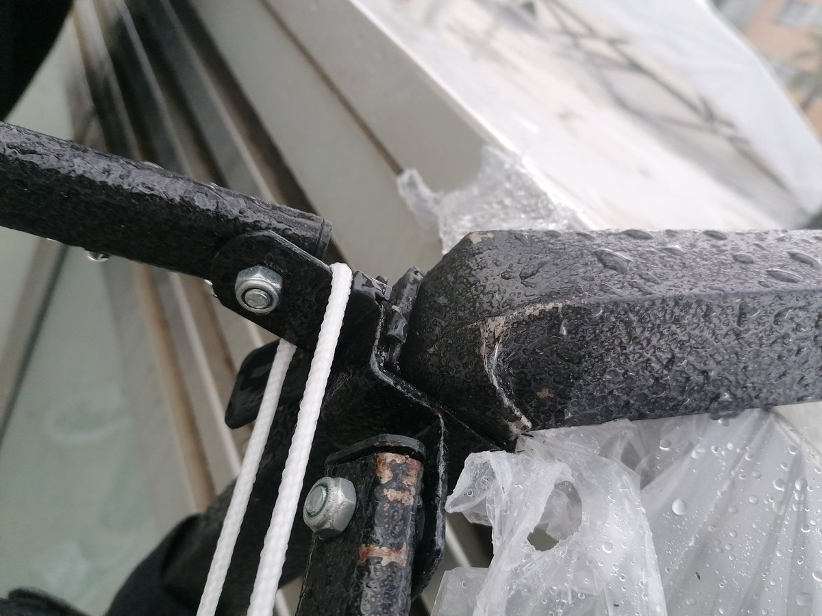 Això li ha passat a la les noies de la llibreria @MitjaMosca de Badalona en el seu primer #SantJordi. Un cop de vent s'ha endut la irrisòria carpa posada per l'<a href="/AjBadalona/">Ajuntament de Badalona</a>. Recordeu que tenen botiga física al Carrer Ignasi Iglesias 48. #SantJordi22