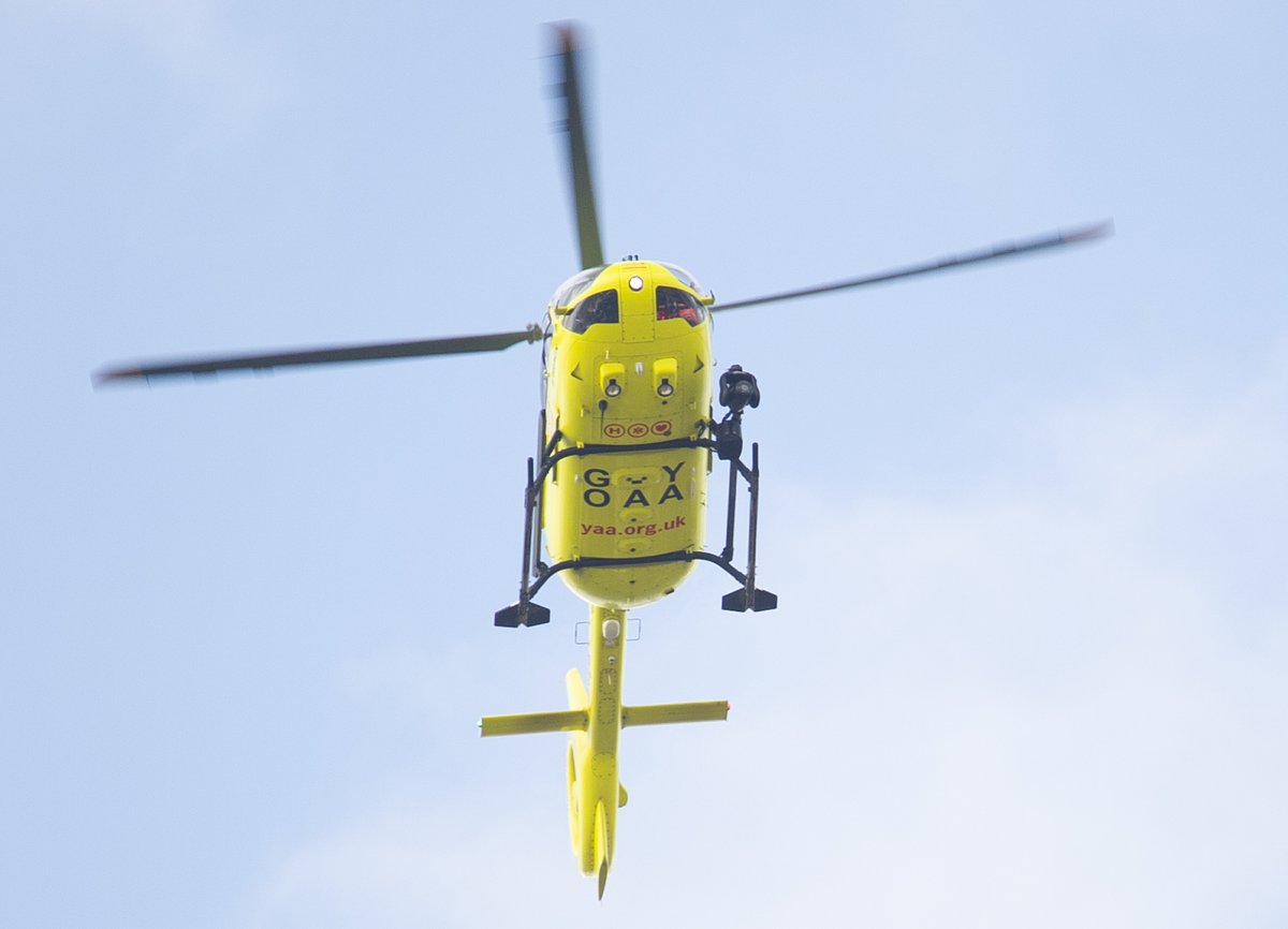 Yorkshire Air Ambulance G-YOAA leaving the LGI and heading south-west a few minutes ago. @YorkshireAirAmb @LeedsHospitals @HEMS_Driver @Ash911Ash