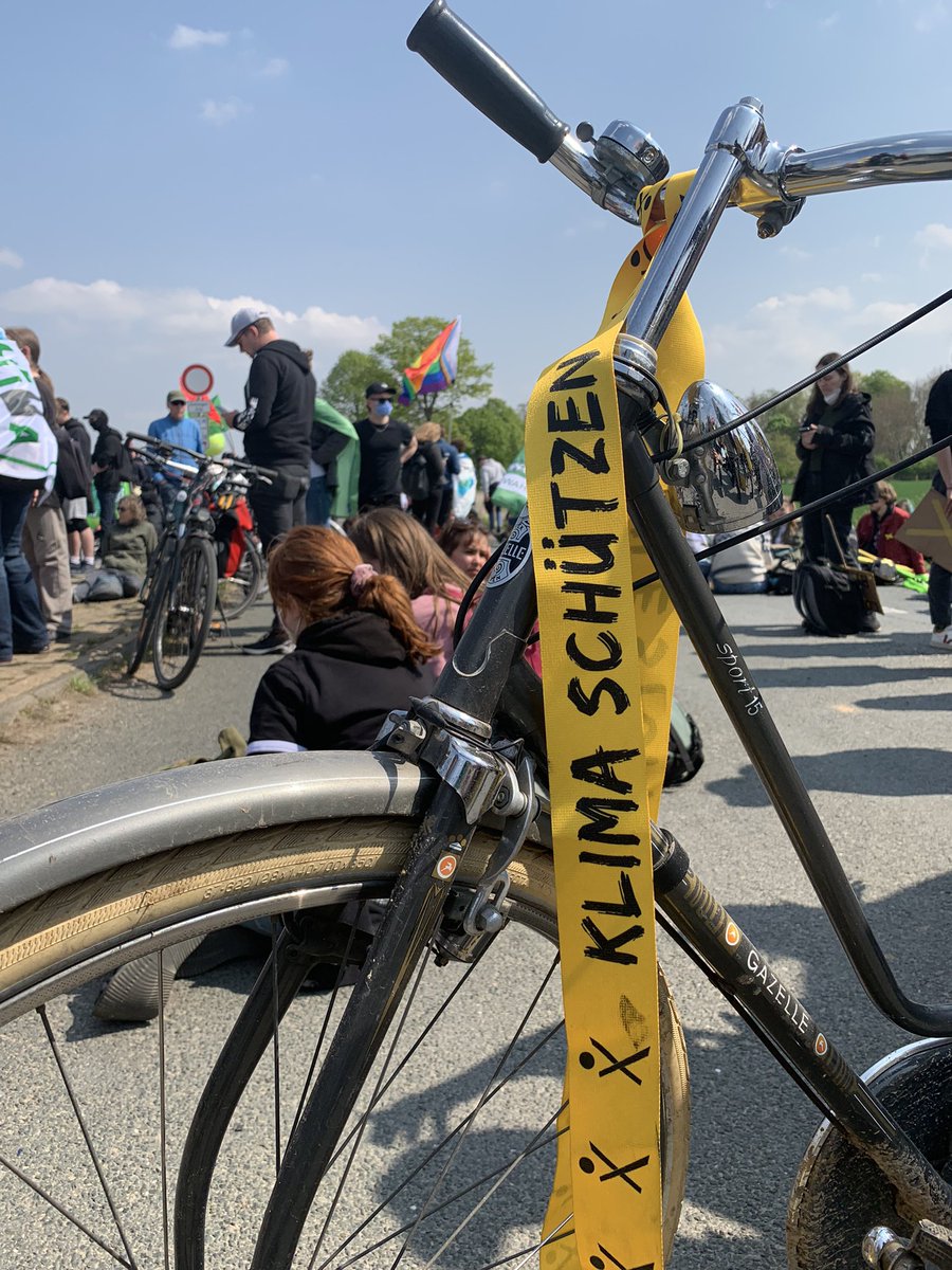 Tausende Menschen bei der Demo in #lützerath zeigen: #lützilebt &amp; damit auch die 1,5 Grad-Grenze 💛💛💛