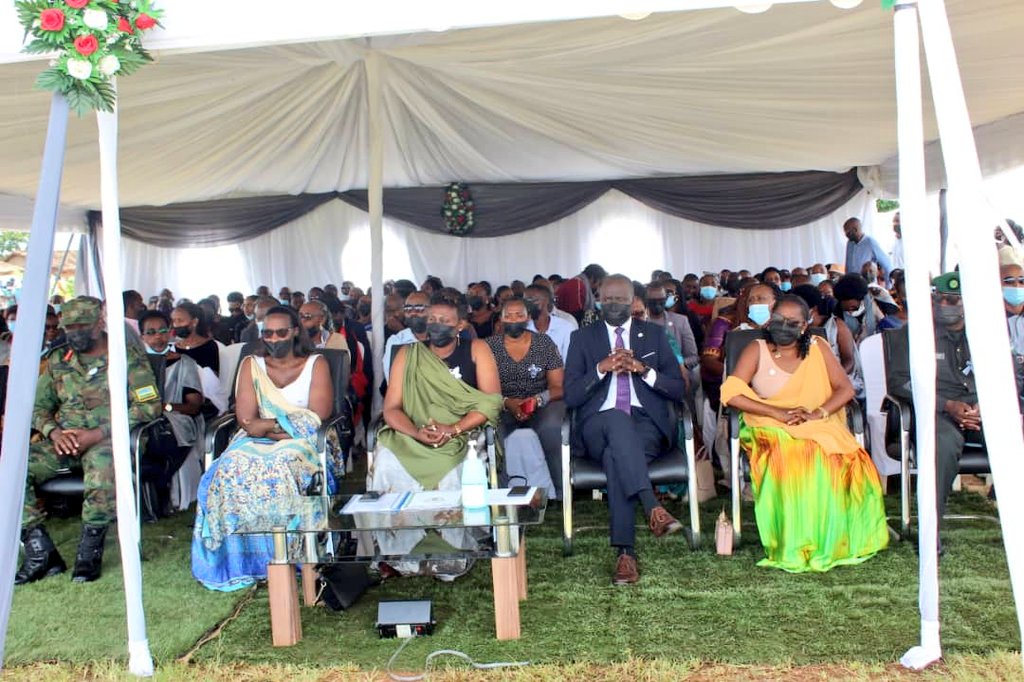 RwandaSouth's tweet photo. Uyu munsi, Guverineri @AKayitesiAlice yifatanyije n'abanya @GisagaraDistr mu muhango wo kwibuka Abatutsi bishwe muri jenoside yakorewe Abatutsi mu 1994.Hanabayeho no gushyingura mu cyubahiro imibiri 38 y'Abatutsi bishwe bashyingurwa mu rwibutso rwa Kabuye muri Ndora.
#Kwibuka28 https://t.co/k6Y1B6oS8X