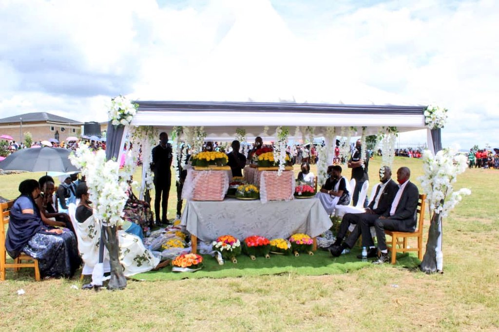 RwandaSouth's tweet photo. Uyu munsi, Guverineri @AKayitesiAlice yifatanyije n'abanya @GisagaraDistr mu muhango wo kwibuka Abatutsi bishwe muri jenoside yakorewe Abatutsi mu 1994.Hanabayeho no gushyingura mu cyubahiro imibiri 38 y'Abatutsi bishwe bashyingurwa mu rwibutso rwa Kabuye muri Ndora.
#Kwibuka28 https://t.co/k6Y1B6oS8X