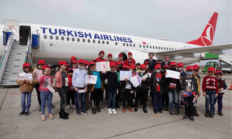 HavaSosyalMedya's tweet photo. Türk Hava Yolları: Giresun ve Ordu’nun köylerinde yaşayan ve hayatlarında hiç uçağa binmemiş 46 çocuk, #TK1920 uçuşu ile havacılıkla tanıştılar 🤩
Pegasus Havayolları: 23 Nisan günü uçuşlarına misafir olan her bir çocuk için bir fidan dikerek Pegasus ormanı oluşturacak 🌲♥️🎈 https://t.co/NDYwhHSlxk