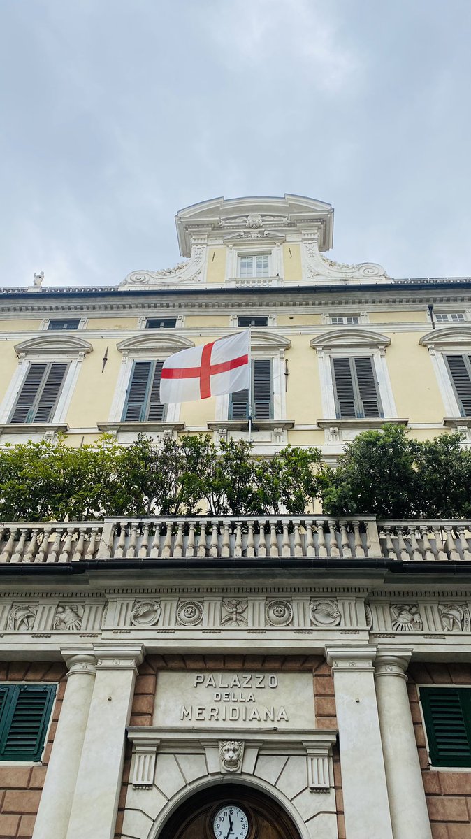 Sventola la bandiera di Genova <a href="/ComunediGenova/">COMUNE DI GENOVA</a> su #palazzodellameridiana per festeggiare San Giorgio e la #festadellabandiera #23aprile2022 <a href="/GenovaMore/">GenovaMoreThanThis</a>