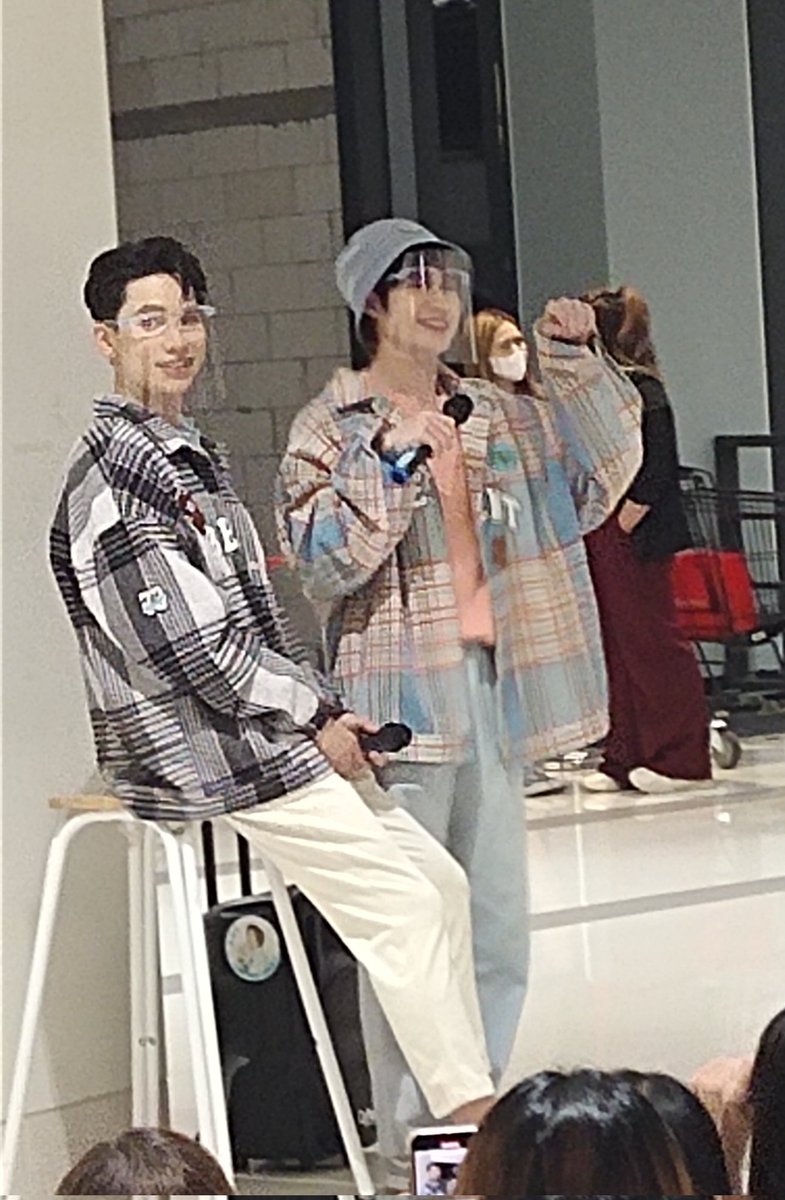 LadyNyla26's tweet photo. แม้กณฐวันนี้น่ารักมาก น้องคอยประคองพี่ตลอดเลย ส่วนพี่ก็หยอดเก่ง พี่แม้กหล่อมากกก หล่อแบบตะโกน! หล่อกว่ารูปหล่อกว่าในจอ หล่อเหมือนตกจากสวรรค์ น้องณฐก็น่ารักมาก จิ้มลิ้มไม่ไหว ทำท่าแมวก็คือมัมหมาขิตเรียบ #เจอแม้กณฐที่บิวเทรี่ยม https://t.co/pcdNPiqSQX
