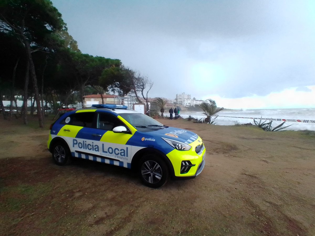 PoliAltafulla's tweet photo. Precaució‼️ 
Els técnics de l'ajuntament i la Policía local han supervisat el tancament de zones afectades pel temporal. Precaució per ones de 3 metres a partir de les 15 hores. https://t.co/ohAB5AjEw7