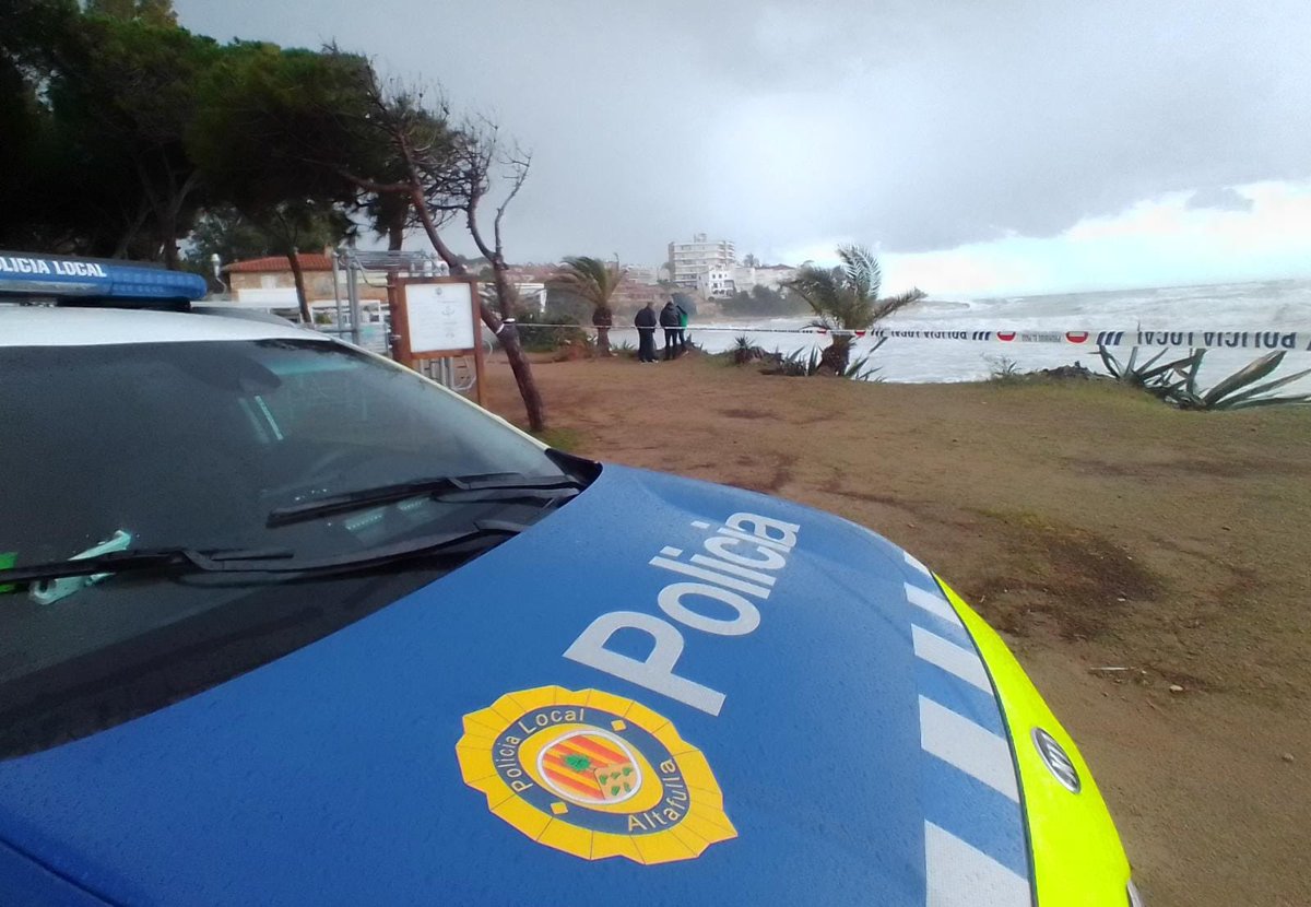 Precaució‼️ 
Els técnics de l'ajuntament i la Policía local han supervisat el tancament de zones afectades pel temporal. Precaució per ones de 3 metres a partir de les 15 hores.