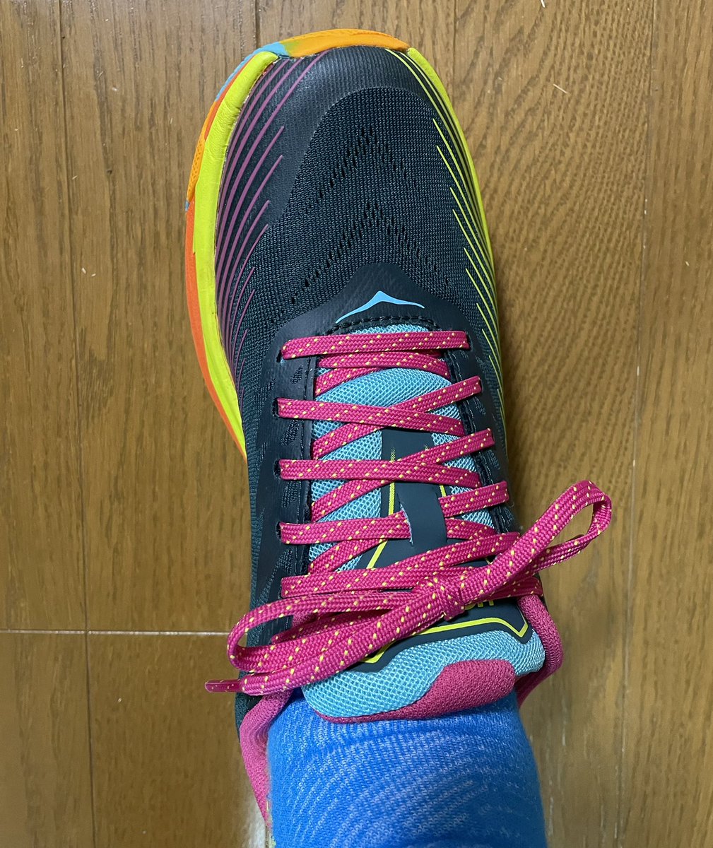 t_a_m_a_a's tweet photo. HOKA×Cotopaxiのトレント2、本格的に足入れ。ちょうど足型に合う感じで少しタイトめのサイズをチョイス。歩くのが楽しみだ。なんといってもこのカラーは気持ちアガる。
#HOKA #HOKAONEONE  #Cotopaxi #トレント2 #TORRENT2 #トレイルランニング https://t.co/iGjwnuKtjM