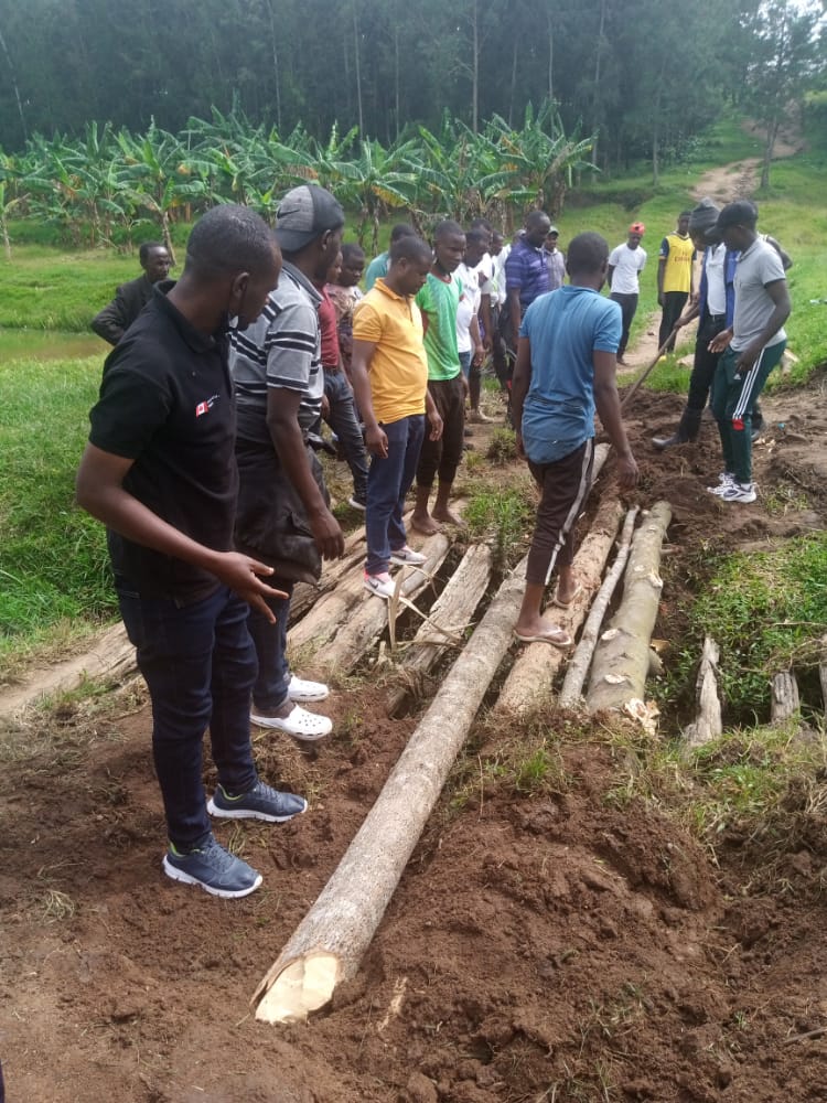 RuhangoNYC's tweet photo. Urubyiruko kandi rwakoze iteme rihuza akagali ka nyamagana na munini mu murenge wa ruhango @RuhangoDistrict  @RwandaYouth https://t.co/E79cCCoxMC