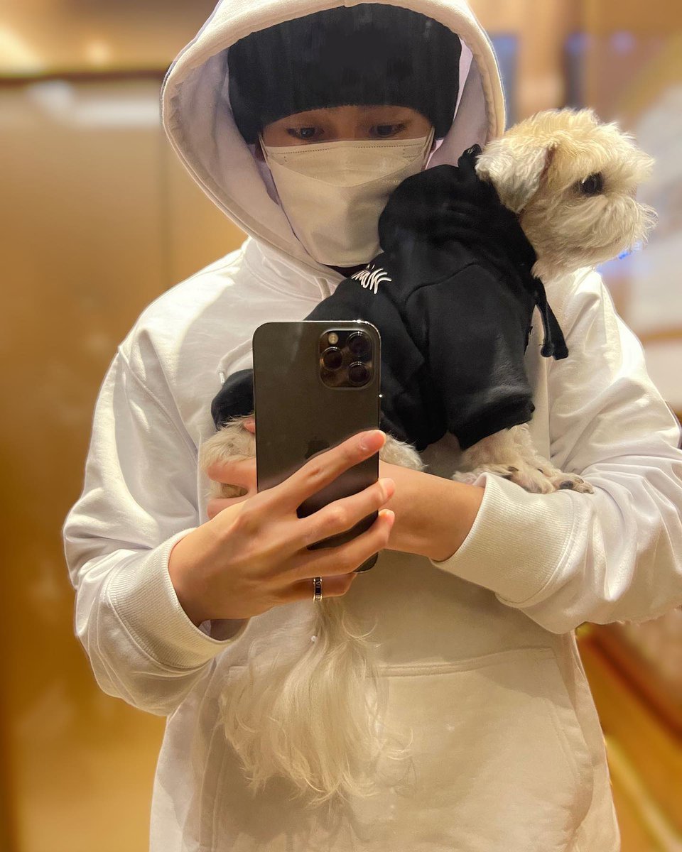 __19970913__'s tweet photo. 다롱이랑 재혀니 🤍🖤 https://t.co/NqEg18srWv