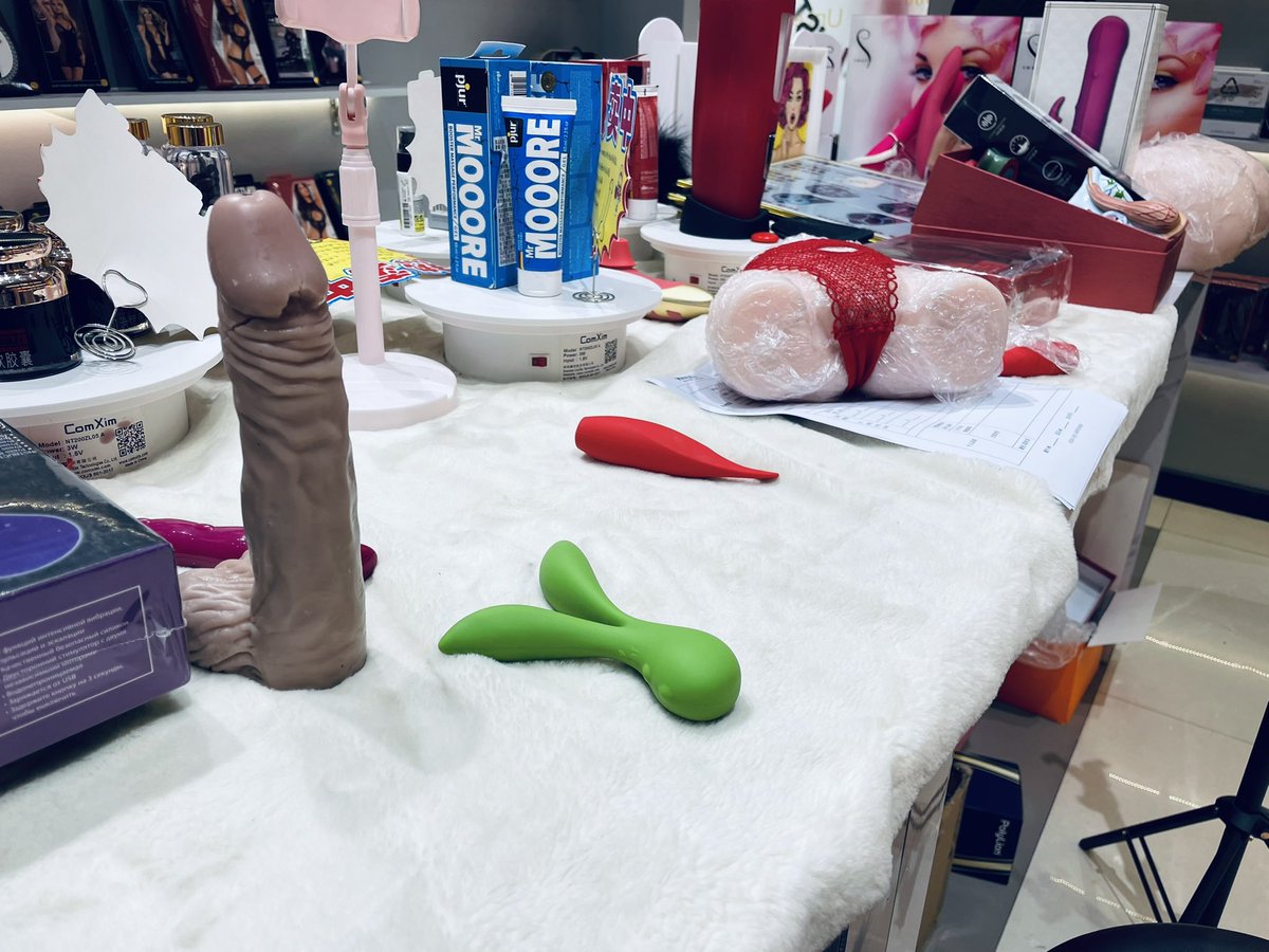 兄弟萌。。。有人愿意加我工作微信吗？😂淦有指标的。。。。如果说你愿意听我给你介绍各种飞机杯啊按摩棒的就更好了（但是不要给我捣乱哈我也很忙的） https://t.co/3T3PDr56ei