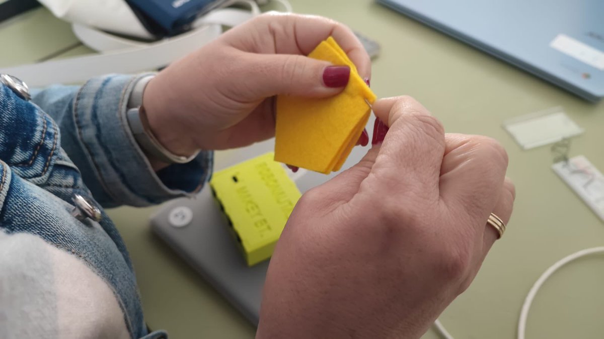 🎶 Así cosía, así, así 🎵 en el taller de Wereable &amp; E-textil con @ciscoles85 en #EABE22 #cacharreoEABE22