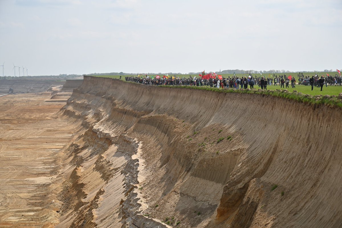 "How can we trust the german government to bring peace to ukraine, when they destroy a whole village just for money and profit here?" sagt @ilyess_ek auf der Demo in Lützerath.
#LützerathBleibt