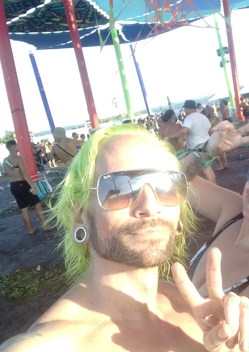 diormenezs's tweet photo. Onde eu queria tá!
#rave #gay #cabeloscoloridos #manicpanic #gaybeard #plur #sun #raveboy #high #bugopenair https://t.co/IzBA3oojQv