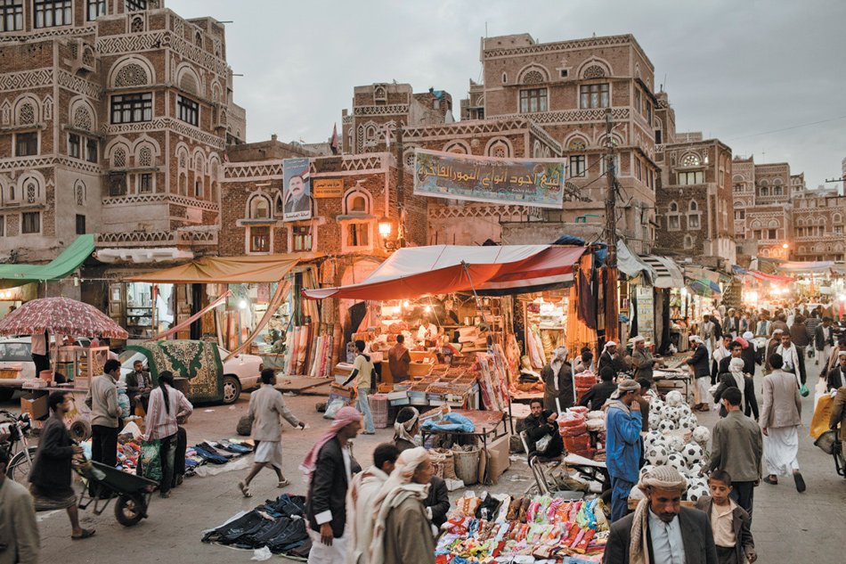 اقترب العيد، وبدأنا نشوف أنوار محلات الجعالات تملأ الأسواق

كلمونا عنكم، أيش تجهيزاتكم للعيد؟ ♥️

#اليمن
#إتريك24