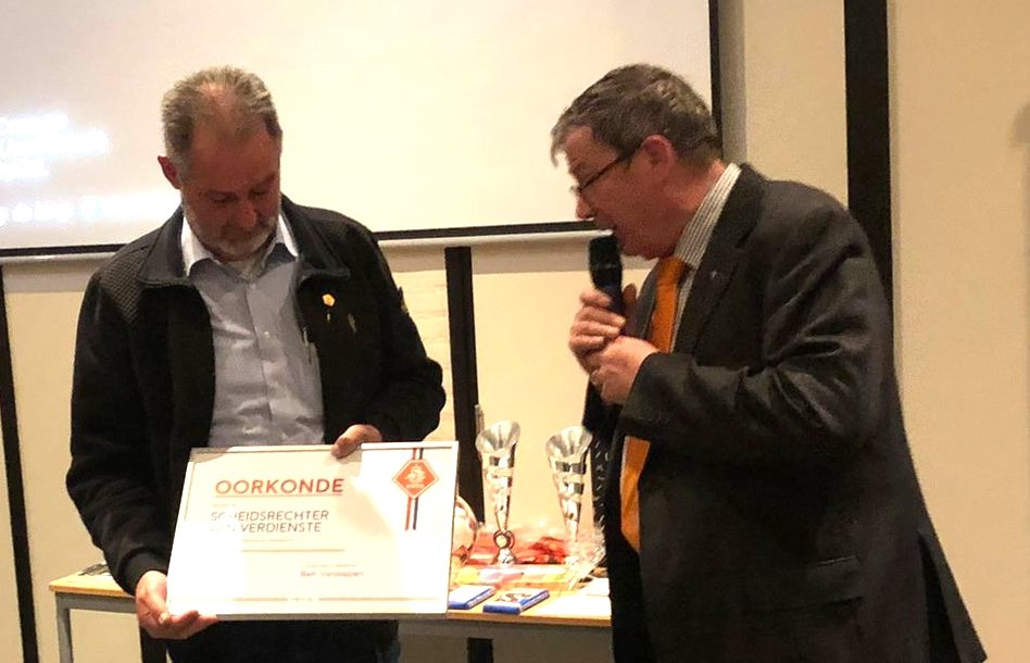 Tijdens de goedbezochte Spelregelavond van COVS Roermond zijn 2 leden gewaardeerd met het Lidmaatschap van Verdienste. De onderscheidingen werden uitgereikt aan de scheidsrechters Bert Verstappen en Johan Hodzelmans door KNVB Ambassadeur Jan Heijnen. <a href="/KNVBZuid2/">KNVB Zuid 2</a> <a href="/scheidsrechters/">COVS</a>