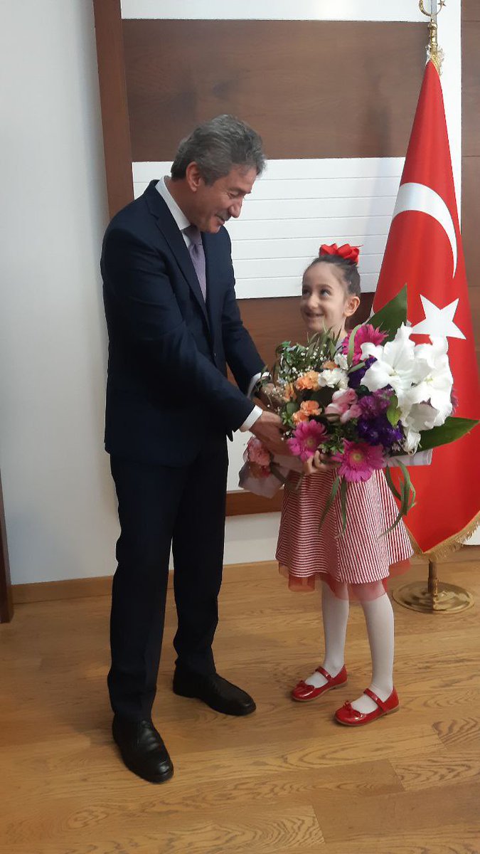 dr_LutfuKirdar's tweet photo. 23 Nisan Ulusal Egemenlik ve Çocuk Bayramı etkinlikleri kapsamında okulumuz 1 ve 2. sınıf öğrencileri İstanbul İl Milli Eğitim Müdürü Sayın Levent YAZICI’yı makamında ziyaret etti.@baris_ulgen @dr_LutfuKirdar @gungorenmem @ferhatozturk__ @istanbulilmem https://t.co/97xwfKkxbg