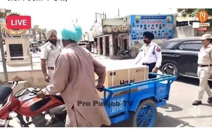 Pegwant_mann's tweet photo. ਇਹ ਖ਼ਬਰ Viral ਹੋ ਰਹੀ ਹੈ ਸੋਸ਼ਲ ਮੀਡੀਆ ਉੱਪਰ,

ਤਿੰਨ ਧੀਆਂ ਦਾ ਬਾਪ, ਗਰੀਬ ਮਜ਼ਦੂਰ ਰੇਹੜੀ ਚਲਾਕੇ ਪਾਲ ਰਿਹਾ ਸੀ ਆਪਣੇ ਬੱਚੇ,ਪੁਲਿਸ ਨੇ ਕੱਟਿਆ 2000,ਰੁਪਏ ਦਾ ਚਲਾਨ,ਰੋ ਰੋ ਕੇ ਪੁਲਿਸ ਨੂੰ ਹੱਥ ਜੋੜਦਾ ਰਿਹਾ, ਕਹਿੰਦਾ ਸ੍ਰ ਜੀ ਚਲਾਨ ਕਿੱਥੋਂ ਭਰਾਂਗੇ, ਰੇਹੜੀ ਵੀ ਵਿਆਜ਼ ਤੇ ਪੈਸੇ ਲੈਕੇ ਲਿਆਂਦੀ ਐ,ਵਾਹ ਸਰਕਾਰੇ ਵਾਹ।
#ਬਦਲਾਅ https://t.co/4HUWOaybXO